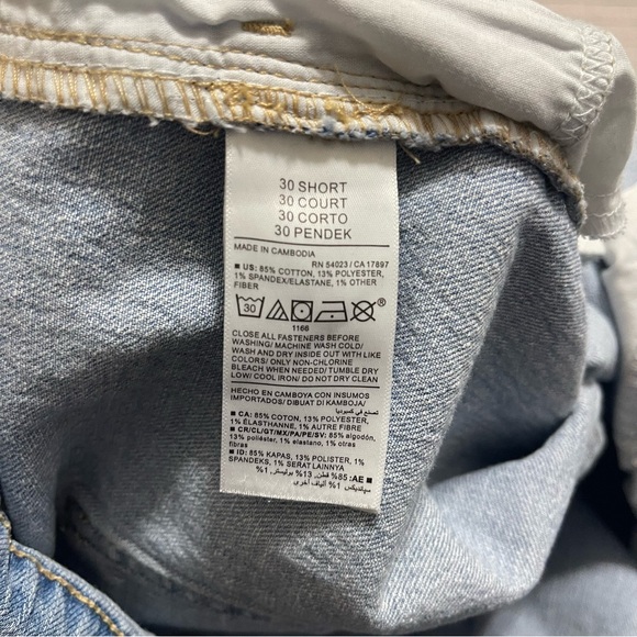 OLD NAVY Women's Wow Boyfriend Mid Rise Jeans Light Wash Blue Denim Size 30 - Picture 3 of 11